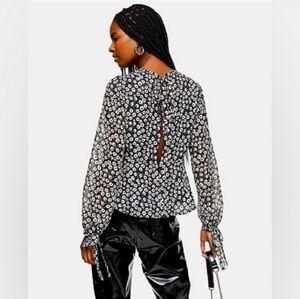 NWOT Topshop peekaboo open back long sleeve blouse size 4. Black/cream floral